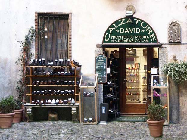 Calzoleria David in Arona, via Cavour